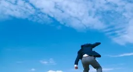 カウンセリング　リストカット　男子学生がジャンプ