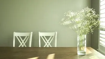 カウンセリング　万引き　夜尿症　リビングに白い花の入った花瓶