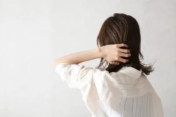 カウンセリング　夜尿症　万引き　髪をかきあげる女性