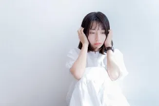 カウンセリング　万引き　夜尿症　女性が頭を抱えている