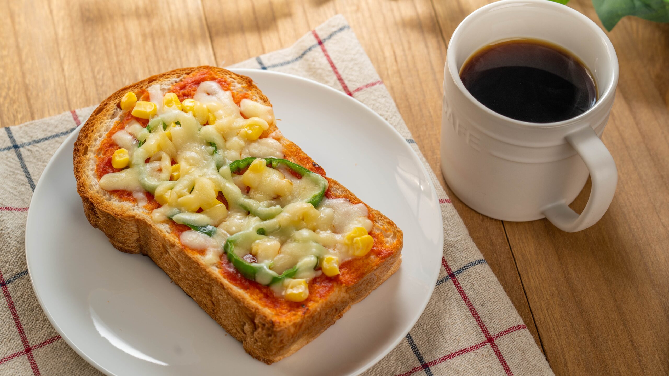 カウンセリング　万引き　夜尿症　コーヒーカップを片手にトーストを食べる女性