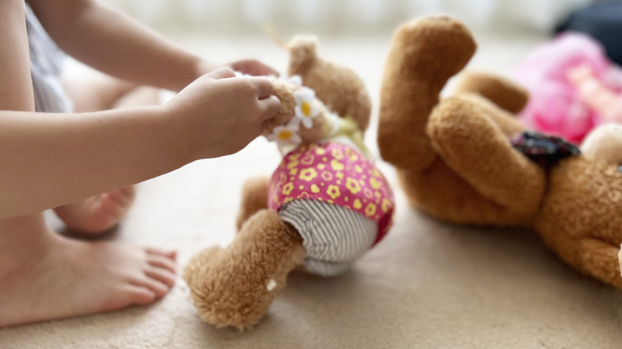 カウンセリング　万引き　夜尿症　子供がくまのぬいぐるみで遊んでいる